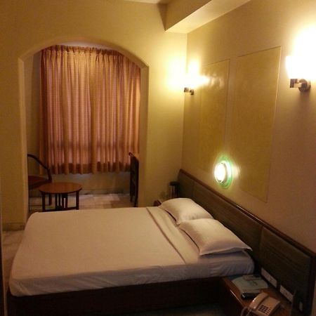 Hotel Ashray International, Sion - Near Bkc Mumbai Exteriör bild